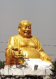 　4月25日，洛陽龍華歡樂園，網(wǎng)上引起熱議的“大背頭彌勒佛”。