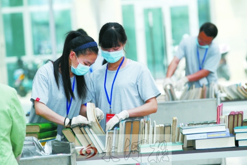 工作人員正在忙著整理書(shū)籍,逐一登記、歸類(lèi)。