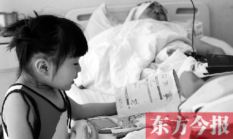 　昨天上午，鄭州市骨科醫(yī)院病房?jī)?nèi)，李剛躺在病床上，女兒嘟嘟在安靜地看書(shū)