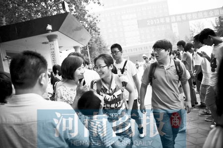 考場外，家長用溫暖的笑容迎接孩子