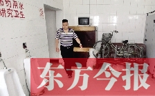 男廁中擺放的電視機(jī)、柜子、自行車等物品