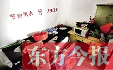 廁所進(jìn)門中廳，擺放著灶臺(tái)、餐桌、床鋪等，乍一看像個(gè)客廳