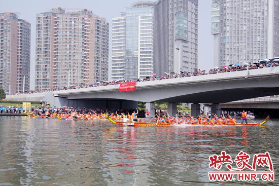 6月11日，2013中華軒轅龍舟大賽，在鄭州東區(qū)的如意湖舉行。