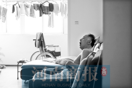 金老先生因偏癱生活不能自理，鄰居說(shuō)，平時(shí)經(jīng)?？吹阶o(hù)工和老人的弟弟前來(lái)照顧 實(shí)習(xí)生 唐韜/攝