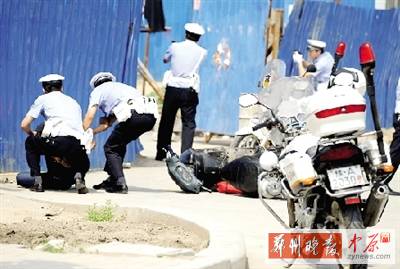 　一名歹徒被抓獲，另一名歹徒持槍劫持了一名門衛(wèi)。