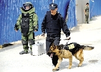 排爆專家、警犬在現(xiàn)場待命。