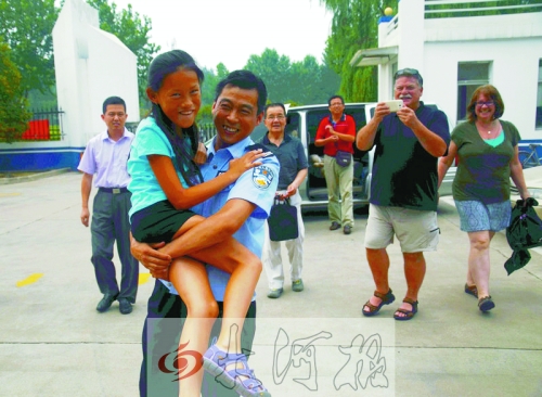 黨心松一行人剛下車，楊衛(wèi)軍就一把抱起了她，流露出幸福的笑容，不遠(yuǎn)處史蒂夫拍照銘記這一刻。