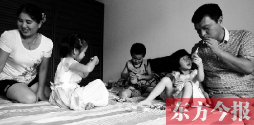 昨日，鄭州市民蔣先生的家中，一家人陪著妞妞（右二）玩耍