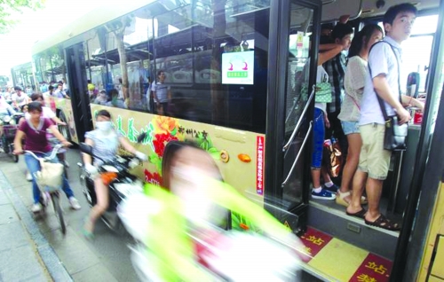 　　7月12日，鄭州市花園路，下班高峰期。