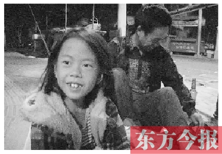 9歲的張玉婷正是貪玩的年齡 4天前非要纏著父親來(lái)鄭州賣(mài)瓜