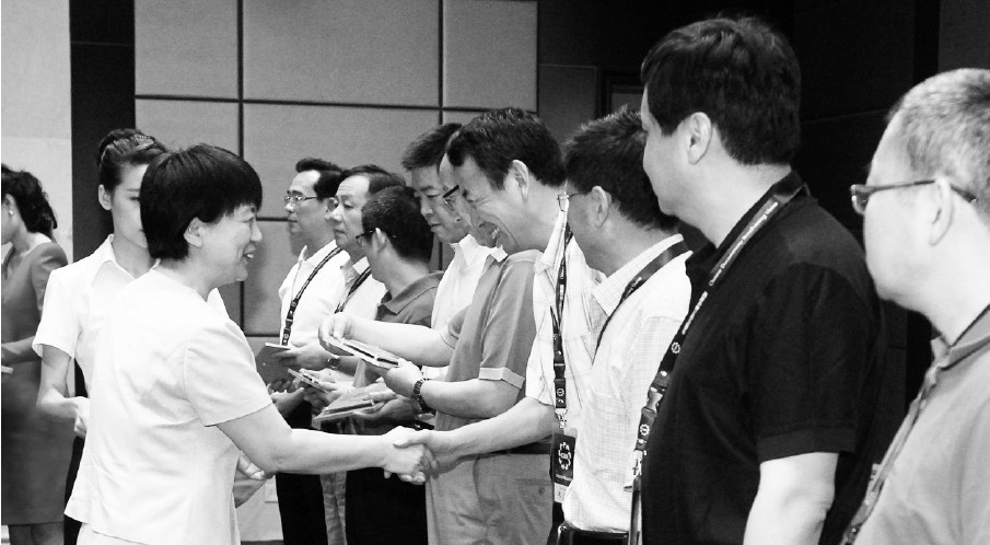 河南省委常委、宣傳部長趙素萍給中國紀錄片播出聯(lián)盟理事臺發(fā)放牌匾