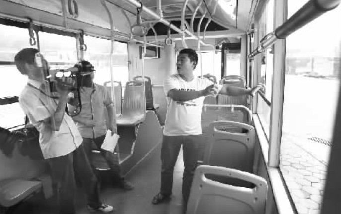 昨日，鄭州市B20路公交車長方先生（右一），講述“色狼”跳窗逃跑時被眾人喊打的情景