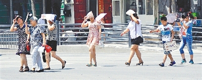  街頭，遮擋陽光是一門“技術活”。