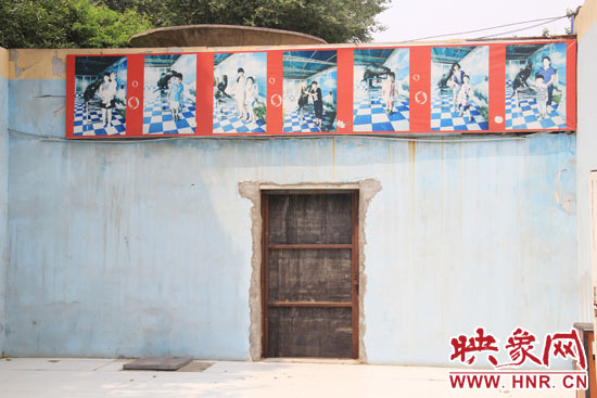 在鄭州市動(dòng)物園內(nèi)的海獅館內(nèi)，隨處可見(jiàn)游客與動(dòng)物合影的宣傳畫(huà)。