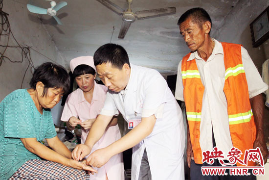 鄭州市管城區(qū)人民醫(yī)院院長張彥軍親自為謝秀進診斷，并為他們帶去了500多元的治療藥品。