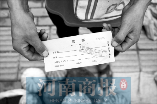 百花路附近的瓜農宋師傅交完衛(wèi)生費后收到一張收據，但沒有收款單位