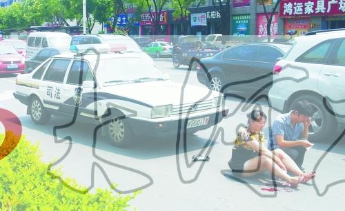 事故發(fā)生后，警車(chē)司機(jī)（右）下車(chē)查看傷者并撥打120，倆“領(lǐng)導(dǎo)”穩(wěn)坐車(chē)內(nèi)引發(fā)圍觀者不滿(mǎn)。