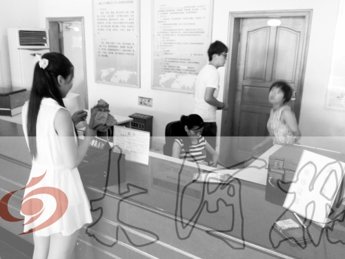 鄭州市人才交流服務(wù)中心二樓大廳，剛畢業(yè)大學(xué)生咨詢政策，工作人員卻在若無(wú)其事地玩手機(jī)。