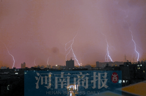 昨天21:30左右，雷電頻頻“光顧”鄭州市區(qū)