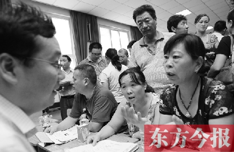 帶著孩子小升初的諸多疑問，眾多家長（右）向教育部門咨詢