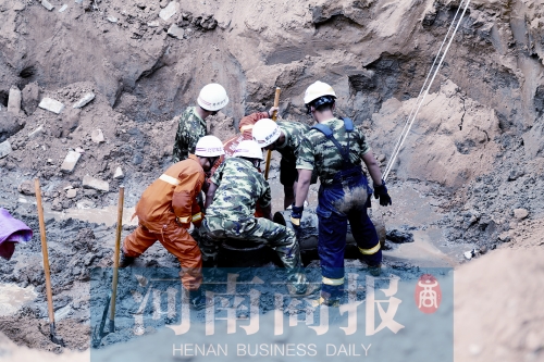 　　7個(gè)多小時(shí)的奮力救援，也沒(méi)能救回這個(gè)孩子