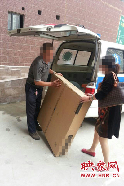 工作人員正在搬卸家具。