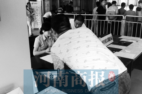 戴著耳機(jī)工作，挺“愜意”