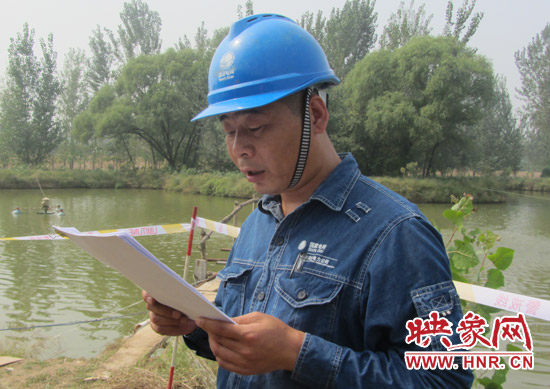 登塔之前，樊建軍在做最后的安全指示