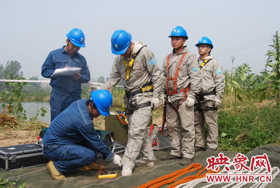 “弟兄們”每次上塔作業(yè)，樊建軍都要認(rèn)真核對檢查，不容一絲失誤出現(xiàn)。
