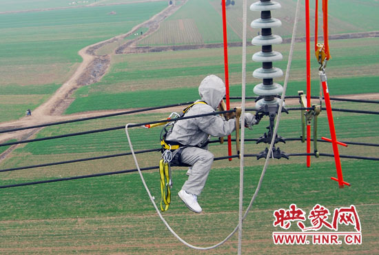超高壓輸電線是樊建軍工作的主戰(zhàn)場，他現(xiàn)在雖然不經(jīng)常登塔，但在塔下卻并不輕松。