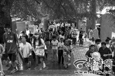 每天都有大量游客涌來(lái)，探訪他們心目中的少林