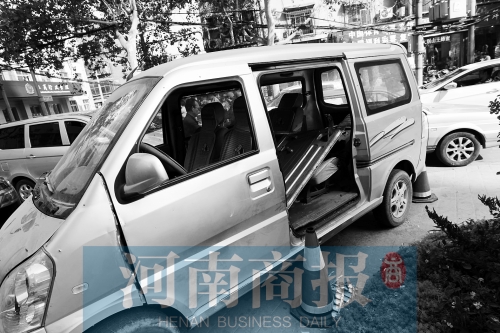 　面包車的后座上，放著被掰掉的車門