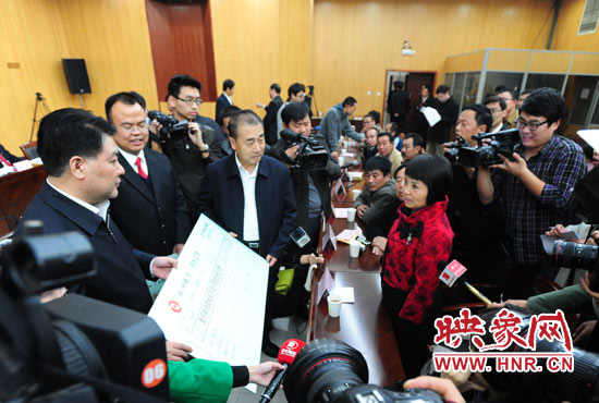 最高人民法院執(zhí)行局局長劉貴祥、河南省高級人民法院院長張立勇親手為申請執(zhí)行人員發(fā)放執(zhí)行款
