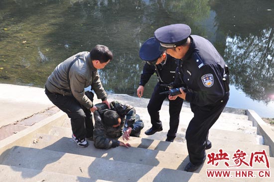 該男子滾入冰冷的金水河，嗆了幾口污水，連滾帶爬從水中出來，隨后被金水路派出所民警救上岸。