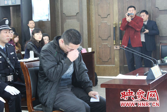 庭審現(xiàn)場，被告人常樹民哽咽著宣讀手中的悔恨書。