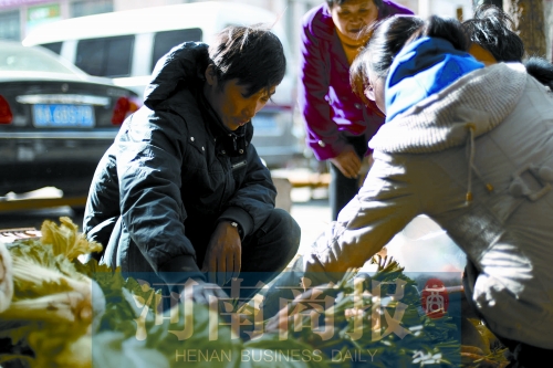 附近的市民得知了他的遭遇，紛紛前來買菜