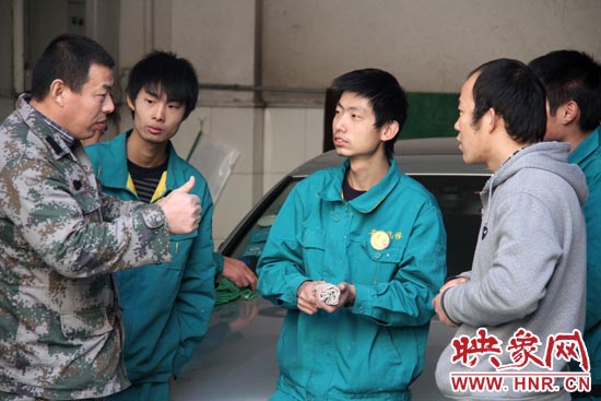 楊冠軍（左）在和兄弟們交流時，多數(shù)都是用手語