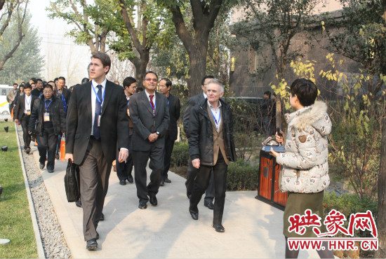 河南鄭州2013服務外包大會的嘉賓們參觀了金水科教園區(qū)和河南外包產業(yè)園并留下了深刻的印象。