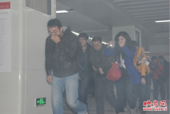 演習(xí)中，地鐵乘客從地鐵車廂中跑出。
