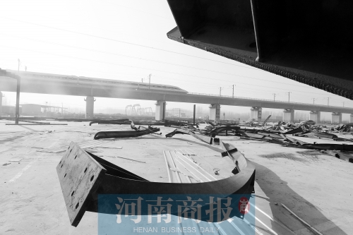 　鐵路兩側(cè)，不少建筑物已經(jīng)被拆除