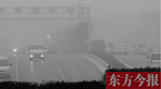 昨天早上，鄭州氣象臺發(fā)布大霧紅色預(yù)警，鄭州空氣質(zhì)量也再次迎來重度污染的預(yù)警