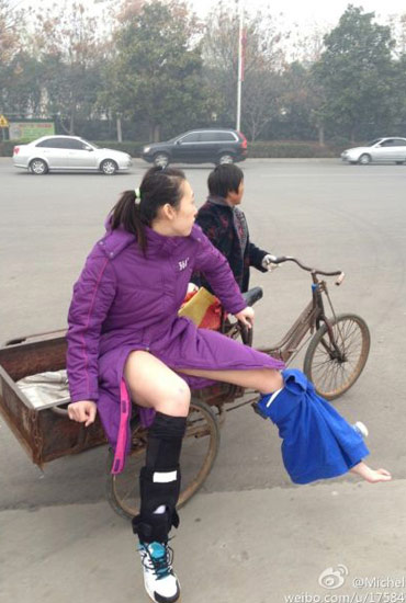 楊婕與朱婷相撞受傷下場(chǎng)-街頭大媽三輪送賓館。
