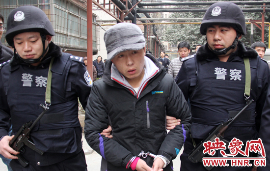 12月18日上午，鄭州警方帶一名犯罪嫌疑人指認現場