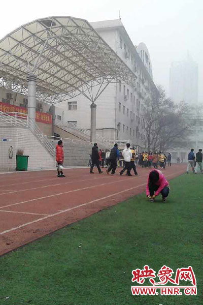 網(wǎng)友反映，在嚴重污染的霧霾天，鄭州市回民中學(xué)仍讓學(xué)生在室外上體育課。（圖片來源于網(wǎng)友。）