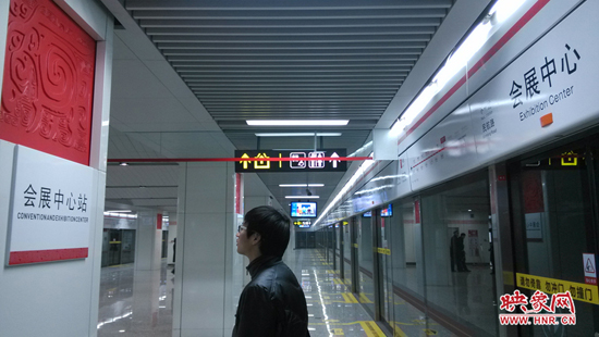 會展中心站，兩塊牌子的站點名稱英文翻譯也不相同