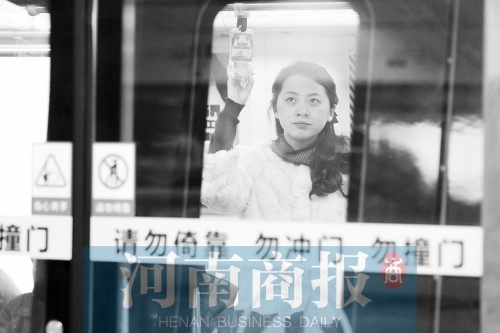 首個(gè)上班高峰，地鐵乘客以年輕的上班族為主