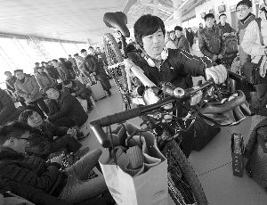由于媽媽生病，盧文成只得中途放棄騎行改乘火車趕回老家。