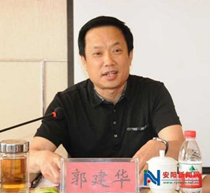 臺(tái)上的郭建華。 資料圖
