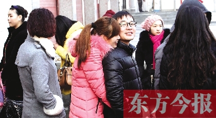 在鄭州市二七區(qū)婚姻登記處，新人們?cè)陂T外排長(zhǎng)隊(duì)