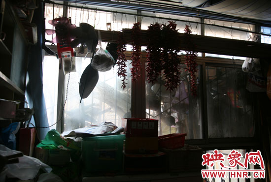 受影響的住戶將自己的窗戶遮擋起來，以防被加蓋樓層住戶看到自家